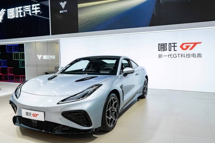 佛山63哪吒汽车在智能汽车领域的表现，领途汽车在新能源汽车市场中的影响力